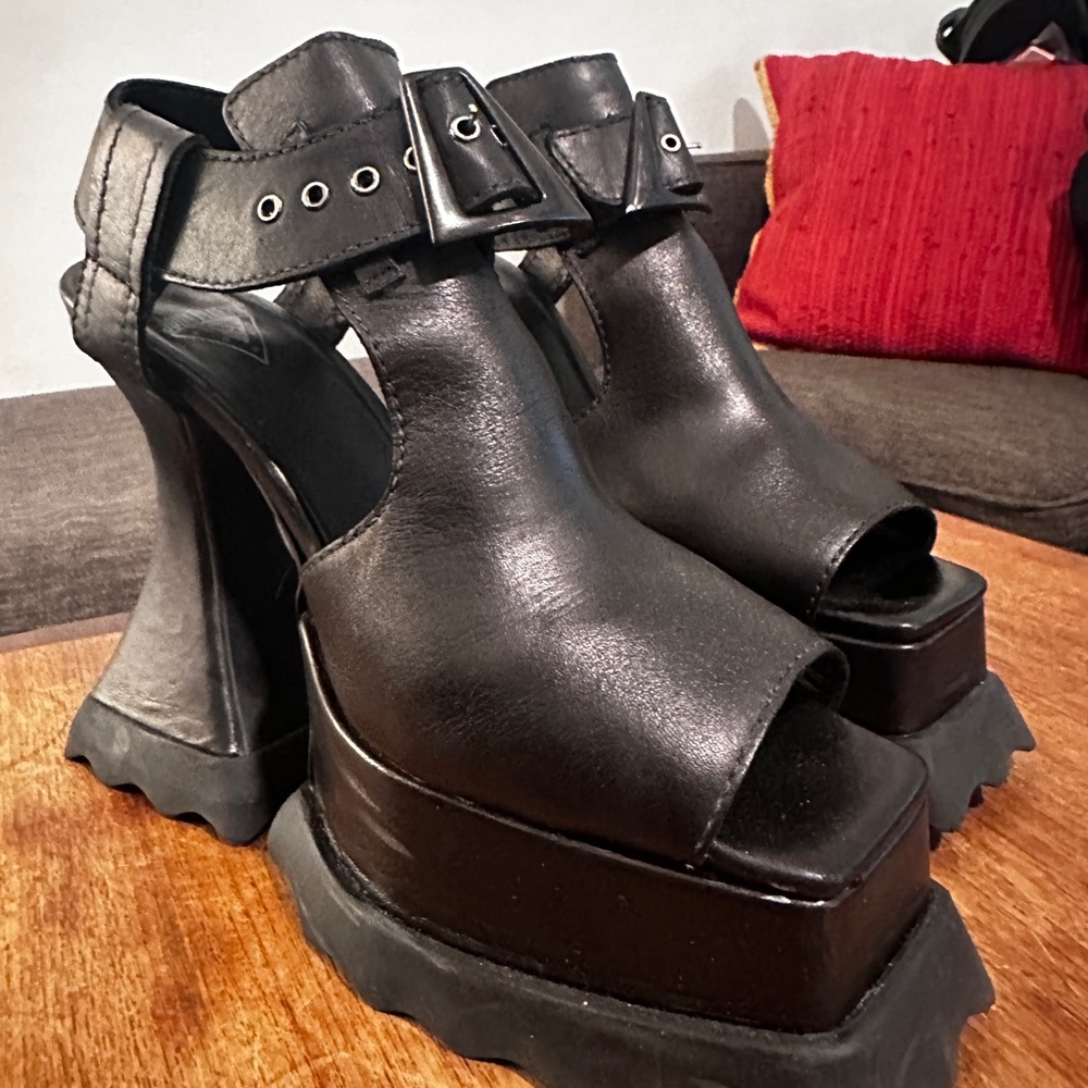 John Fluevog Daisy Noir Munster Max Chunky Black Leather Sandal Shoe